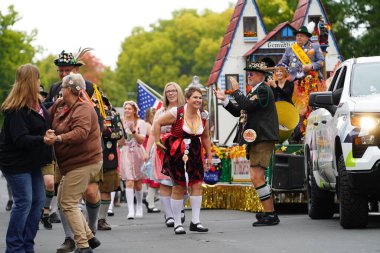 La Crosse, Wisconsin ABD - 1 Ekim 2022 Topluluk Ekim Festivali sırasında bir Alman festivali düzenledi.