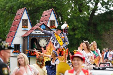 La Crosse, Wisconsin ABD - 1 Ekim 2022 Topluluk Ekim Festivali sırasında bir Alman festivali düzenledi.