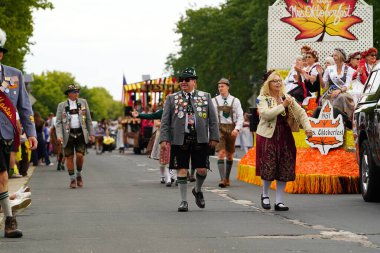La Crosse, Wisconsin ABD - 1 Ekim 2022 Topluluk Ekim Festivali sırasında bir Alman festivali düzenledi.