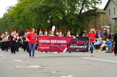 La Crosse, Wisconsin ABD - 1 Ekim 2022 Topluluk Ekim Festivali sırasında bir Alman festivali düzenledi.
