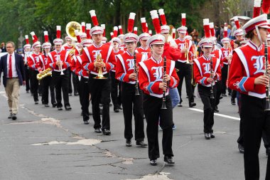La Crosse, Wisconsin ABD - 1 Ekim 2022 Westby Norsemen Lisesi bandosu Oktoberfest geçit töreninde yürüdü.