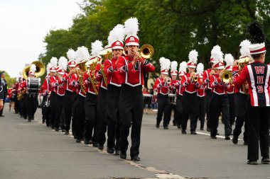 La Crosse, Wisconsin ABD - 1 Ekim 2022 Westby Norsemen Lisesi bandosu Oktoberfest geçit töreninde yürüdü..