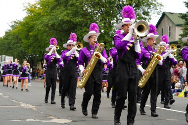 La Crosse, Wisconsin ABD - 1 Ekim 2022: Onalaska Lisesi Hilltoppers bandosu Oktoberfest geçit töreninde yürüdü.