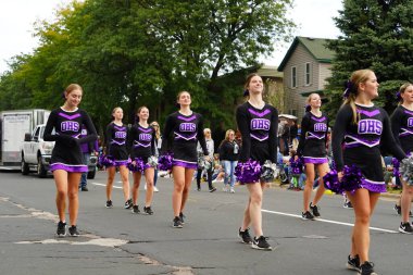 La Crosse, Wisconsin ABD - 1 Ekim 2022: Onalaska Lisesi Hilltoppers bandosu Oktoberfest geçit töreninde yürüdü.