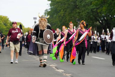 La Crosse, Wisconsin ABD - 1 Ekim 2022: Holmen Lisesi yürüyüş bandosu Oktoberfest geçit töreninde yürüdü