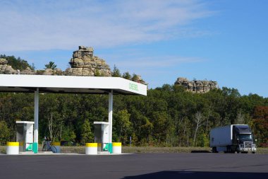 Camp Douglas, Wisconsin USA - 28 Eylül 2022: Kayalık bir dağın yakınındaki dizel yakıt istasyonu.