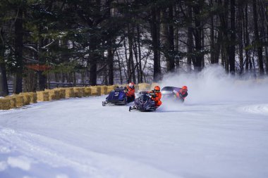 Hortonville, Wisconsin / ABD - 26 Ocak 2019: Birçok bisikletli ve ATV 'li, karla kaplı buzlu bir gölde gezinirken eğleniyorlardı.