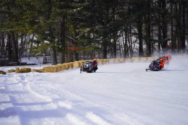 Hortonville, Wisconsin / ABD - 26 Ocak 2019: Birçok bisikletli ve ATV 'li, karla kaplı buzlu bir gölde gezinirken eğleniyorlardı.