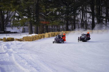 Hortonville, Wisconsin / ABD - 26 Ocak 2019: Birçok bisikletli ve ATV 'li, karla kaplı buzlu bir gölde gezinirken eğleniyorlardı.