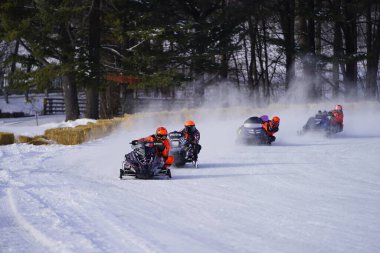 Hortonville, Wisconsin / ABD - 26 Ocak 2019: Birçok bisikletli ve ATV 'li, karla kaplı buzlu bir gölde gezinirken eğleniyorlardı.