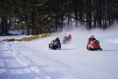 Hortonville, Wisconsin / ABD - 26 Ocak 2019: Birçok bisikletli ve ATV 'li, karla kaplı buzlu bir gölde gezinirken eğleniyorlardı.