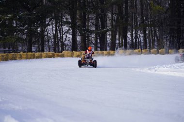 Hortonville, Wisconsin / ABD - 26 Ocak 2019: Birçok bisikletli ve ATV 'li, karla kaplı buzlu bir gölde gezinirken eğleniyorlardı.