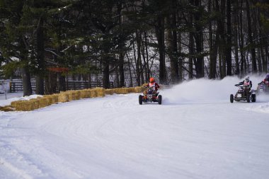 Hortonville, Wisconsin / ABD - 26 Ocak 2019: Birçok bisikletli ve ATV 'li, karla kaplı buzlu bir gölde gezinirken eğleniyorlardı.