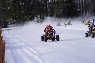 Hortonville, Wisconsin / ABD - 26 Ocak 2019: Birçok bisikletli ve ATV 'li, karla kaplı buzlu bir gölde gezinirken eğleniyorlardı.