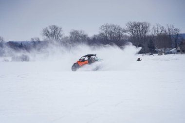 Hortonville, Wisconsin / ABD - 26 Ocak 2019: Birçok bisikletli ve ATV 'li, karla kaplı buzlu bir gölde gezinirken eğleniyorlardı.