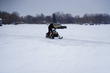 Hortonville, Wisconsin / ABD - 26 Ocak 2019: Birçok bisikletli ve ATV 'li, karla kaplı buzlu bir gölde gezinirken eğleniyorlardı.