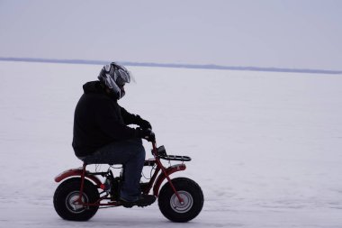 Hortonville, Wisconsin / ABD - 26 Ocak 2019: Birçok bisikletli ve ATV 'li, karla kaplı buzlu bir gölde gezinirken eğleniyorlardı.