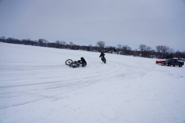 Hortonville, Wisconsin / ABD - 26 Ocak 2019: Birçok bisikletli ve ATV 'li, karla kaplı buzlu bir gölde gezinirken eğleniyorlardı.