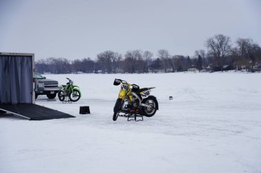 Hortonville, Wisconsin / ABD - 26 Ocak 2019: Birçok bisikletli ve ATV 'li, karla kaplı buzlu bir gölde gezinirken eğleniyorlardı.