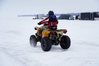 Hortonville, Wisconsin / ABD - 26 Ocak 2019: Birçok bisikletli ve ATV 'li donmuş buzlu göl üzerinde gezinirken eğleniyordu