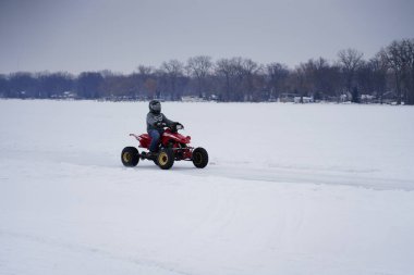 Hortonville, Wisconsin / ABD - 26 Ocak 2019: Birçok bisikletli ve ATV 'li donmuş buzlu göl üzerinde gezinirken eğleniyordu