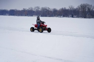 Hortonville, Wisconsin / ABD - 26 Ocak 2019: Birçok bisikletli ve ATV 'li donmuş buzlu göl üzerinde gezinirken eğleniyordu