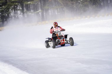 Hortonville, Wisconsin / ABD - 26 Ocak 2019: Birçok bisikletli ve ATV 'li, karla kaplı buzlu bir gölde gezinirken eğleniyorlardı.