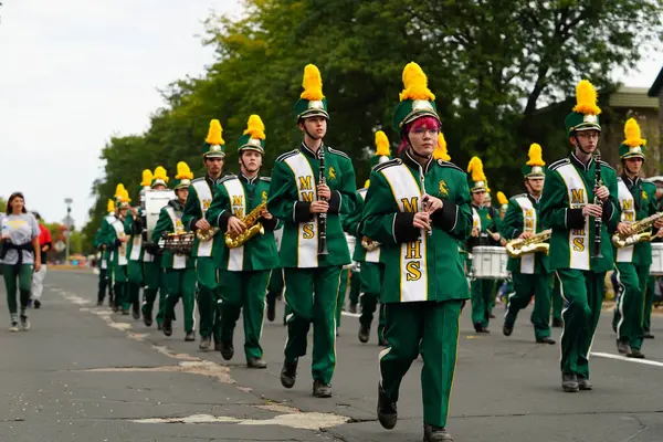 La Crosse, Wisconsin ABD - 1 Ekim 2022: Melrose - Mindoro Lisesi yürüyüş bandosu, Oktoberfest geçit töreninde yürüdü..