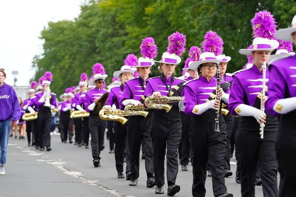 La Crosse, Wisconsin ABD - 1 Ekim 2022: Onalaska Lisesi Hilltoppers bandosu Oktoberfest geçit töreninde yürüdü.