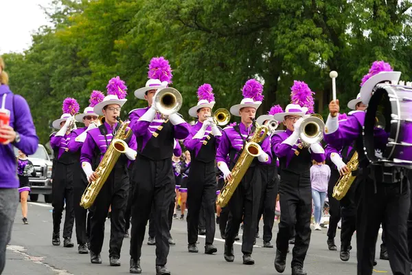 La Crosse, Wisconsin ABD - 1 Ekim 2022: Onalaska Lisesi Hilltoppers bandosu Oktoberfest geçit töreninde yürüdü.