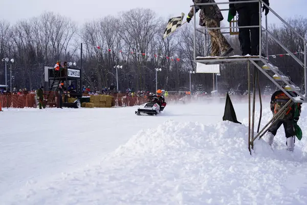 Hortonville, Wisconsin / ABD - 26 Ocak 2019: Birçok bisikletli ve ATV 'li, karla kaplı buzlu bir gölde gezinirken eğleniyorlardı.