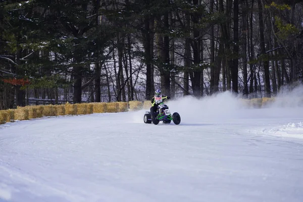 Hortonville, Wisconsin / ABD - 26 Ocak 2019: Birçok bisikletli ve ATV 'li, karla kaplı buzlu bir gölde gezinirken eğleniyorlardı.