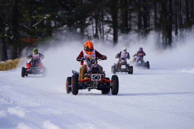 Hortonville, Wisconsin / ABD - 26 Ocak 2019: Birçok bisikletli ve ATV 'li, karla kaplı buzlu bir gölde gezinirken eğleniyorlardı.