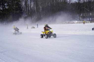 Hortonville, Wisconsin / ABD - 26 Ocak 2019: Birçok bisikletli ve ATV 'li, karla kaplı buzlu bir gölde gezinirken eğleniyorlardı.