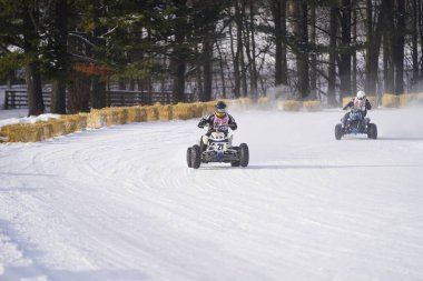 Hortonville, Wisconsin / ABD - 26 Ocak 2019: Birçok bisikletli ve ATV 'li, karla kaplı buzlu bir gölde gezinirken eğleniyorlardı.