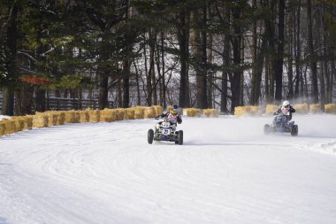 Hortonville, Wisconsin / ABD - 26 Ocak 2019: Birçok bisikletli ve ATV 'li, karla kaplı buzlu bir gölde gezinirken eğleniyorlardı.