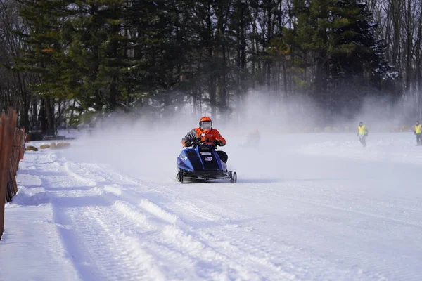 Hortonville, Wisconsin / ABD - 26 Ocak 2019: Birçok bisikletli ve ATV 'li, karla kaplı buzlu bir gölde gezinirken eğleniyorlardı.