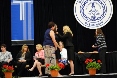  Wisconsin ABD - Wisconsin 'deki Marian Üniversitesi' nde mezuniyet kutlaması, tutkuları eyleme dönüştürme ve ilham verme amaçlı bir eğitim sunan özel bir Katolik Üniversitesi 'dir.