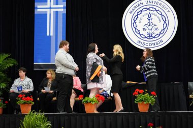  Wisconsin ABD - Wisconsin 'deki Marian Üniversitesi' nde mezuniyet kutlaması, tutkuları eyleme dönüştürme ve ilham verme amaçlı bir eğitim sunan özel bir Katolik Üniversitesi 'dir.