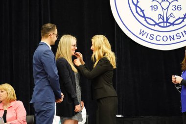  Wisconsin ABD - Wisconsin 'deki Marian Üniversitesi' nde mezuniyet kutlaması, tutkuları eyleme dönüştürme ve ilham verme amaçlı bir eğitim sunan özel bir Katolik Üniversitesi 'dir.