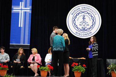 Wisconsin ABD - Wisconsin 'deki Marian Üniversitesi' nde mezuniyet kutlaması, tutkuları eyleme dönüştürme ve ilham verme amaçlı bir eğitim sunan özel bir Katolik Üniversitesi 'dir.