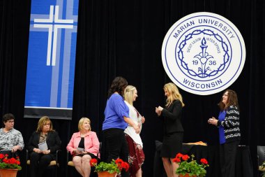 Wisconsin ABD - Wisconsin 'deki Marian Üniversitesi' nde mezuniyet kutlaması, tutkuları eyleme dönüştürme ve ilham verme amaçlı bir eğitim sunan özel bir Katolik Üniversitesi 'dir.