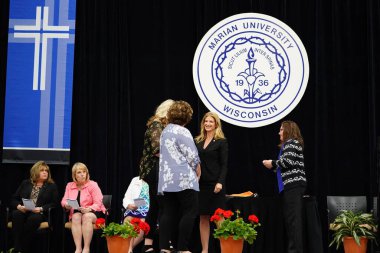 Wisconsin ABD - Wisconsin 'deki Marian Üniversitesi' nde mezuniyet kutlaması, tutkuları eyleme dönüştürme ve ilham verme amaçlı bir eğitim sunan özel bir Katolik Üniversitesi 'dir.