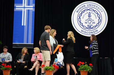  Wisconsin ABD - Wisconsin 'deki Marian Üniversitesi' nde mezuniyet kutlaması, tutkuları eyleme dönüştürme ve ilham verme amaçlı bir eğitim sunan özel bir Katolik Üniversitesi 'dir.
