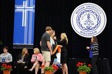  Wisconsin ABD - Wisconsin 'deki Marian Üniversitesi' nde mezuniyet kutlaması, tutkuları eyleme dönüştürme ve ilham verme amaçlı bir eğitim sunan özel bir Katolik Üniversitesi 'dir.
