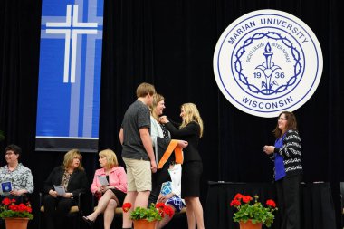  Wisconsin ABD - Wisconsin 'deki Marian Üniversitesi' nde mezuniyet kutlaması, tutkuları eyleme dönüştürme ve ilham verme amaçlı bir eğitim sunan özel bir Katolik Üniversitesi 'dir.
