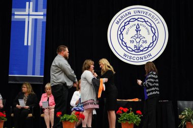  Wisconsin ABD - Wisconsin 'deki Marian Üniversitesi' nde mezuniyet kutlaması, tutkuları eyleme dönüştürme ve ilham verme amaçlı bir eğitim sunan özel bir Katolik Üniversitesi 'dir.