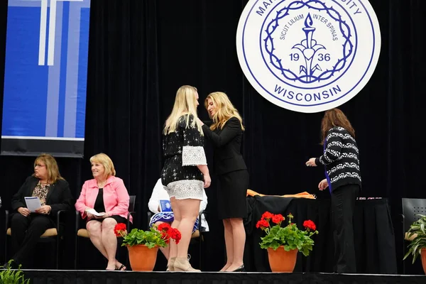  Wisconsin ABD - Wisconsin 'deki Marian Üniversitesi' nde mezuniyet kutlaması, tutkuları eyleme dönüştürme ve ilham verme amaçlı bir eğitim sunan özel bir Katolik Üniversitesi 'dir.