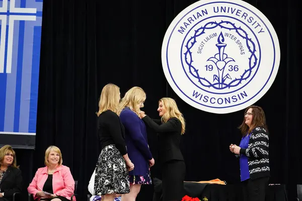  Wisconsin ABD - Wisconsin 'deki Marian Üniversitesi' nde mezuniyet kutlaması, tutkuları eyleme dönüştürme ve ilham verme amaçlı bir eğitim sunan özel bir Katolik Üniversitesi 'dir.