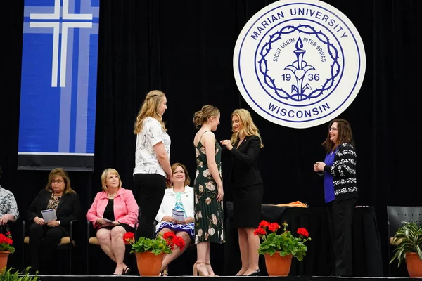  Wisconsin ABD - Wisconsin 'deki Marian Üniversitesi' nde mezuniyet kutlaması, tutkuları eyleme dönüştürme ve ilham verme amaçlı bir eğitim sunan özel bir Katolik Üniversitesi 'dir.